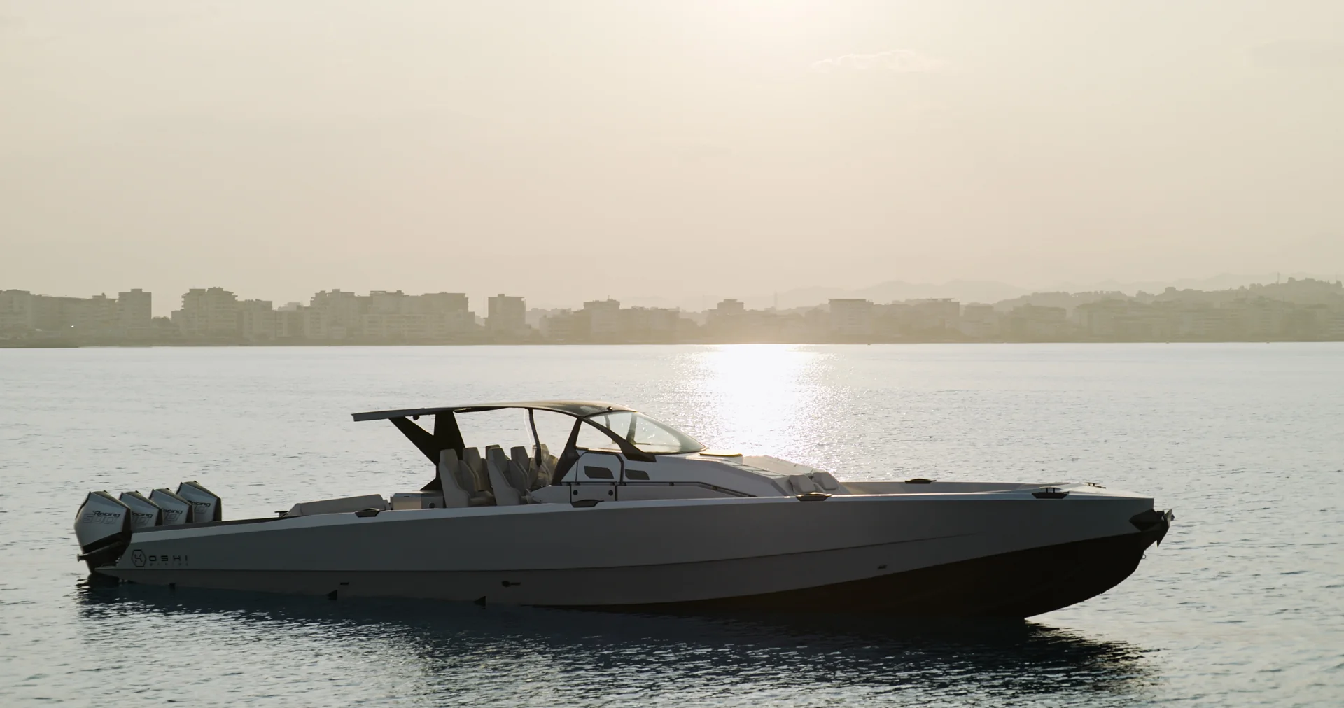 Carbon-Boot von Koshi Marine auf dem Wasser bei Sonnenuntergang